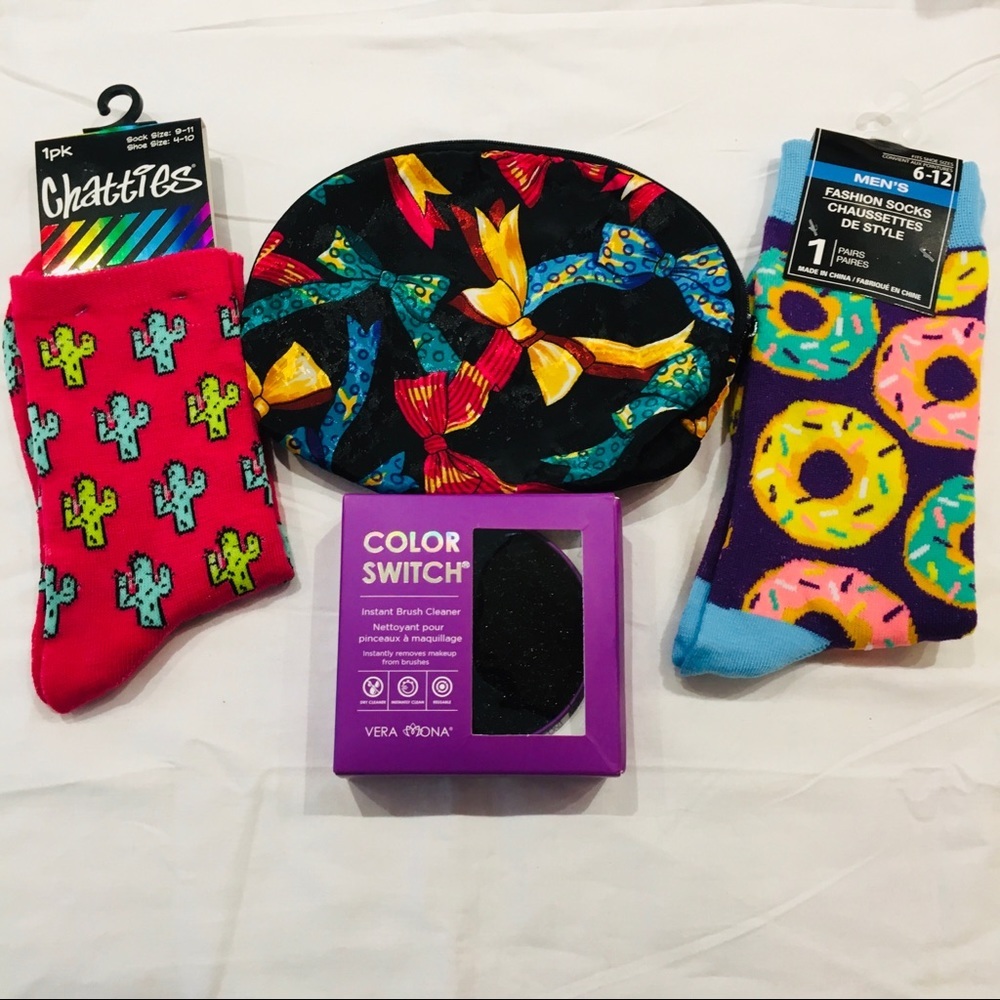 NWT SOCKS DONUT CATUS & COSMETIC BAG & BRUSH CLEANER!